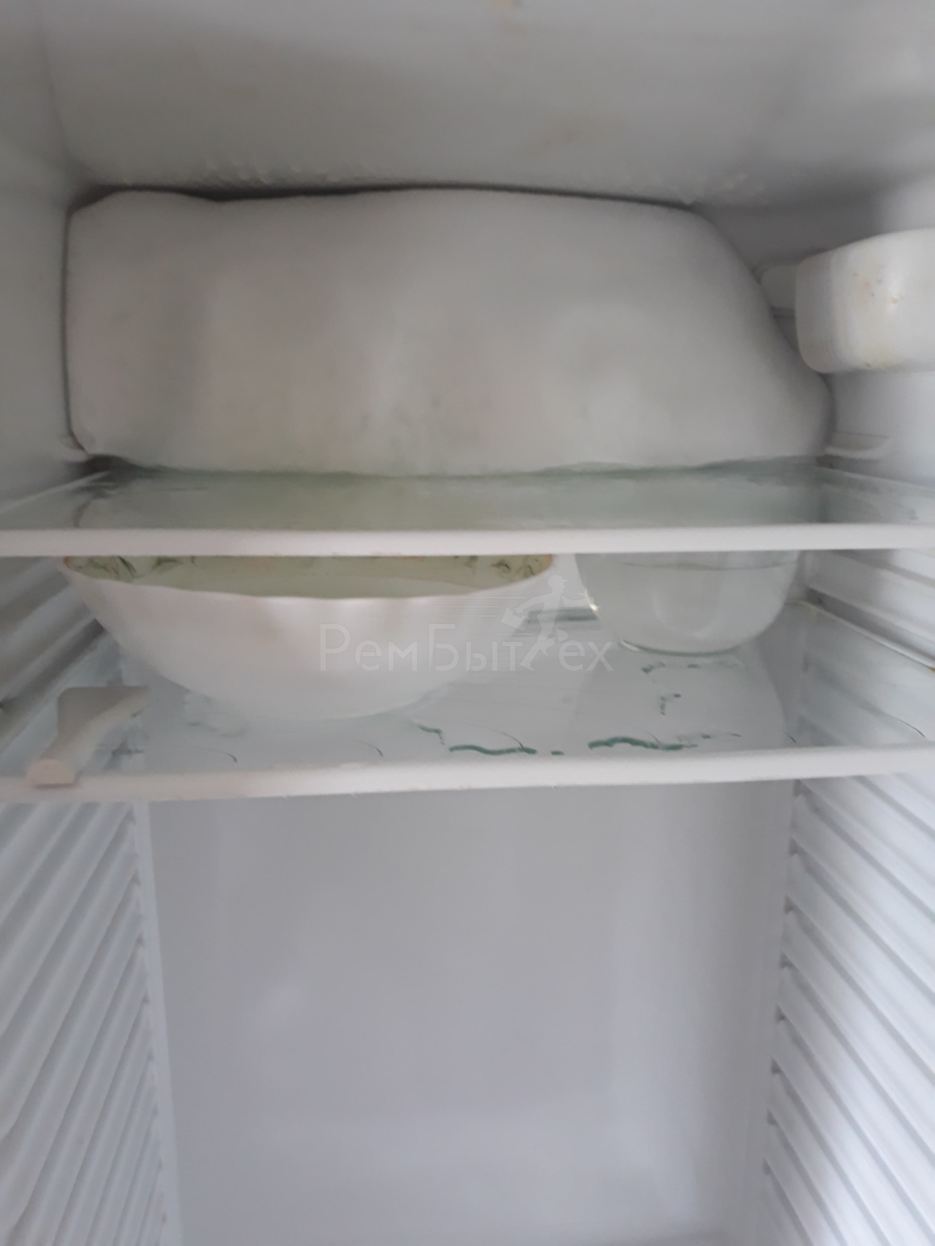 Почему в холодильнике появляется. Холодильник Индезит намерзание. Бирюса намерзает лед. Холодильник Атлант 103 намерзает лед внутри холодильной камеры. Намерзает лед на испарителе в холодильнике Атлант хм4425 009 ND.