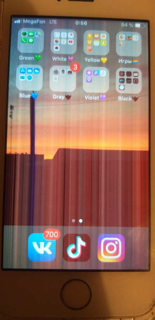 Мерцает телефон что делать. Экран телефона. Полосы на экране айфона. Вертикальные полосы на экране iphone. Полосы на экране смартфона.