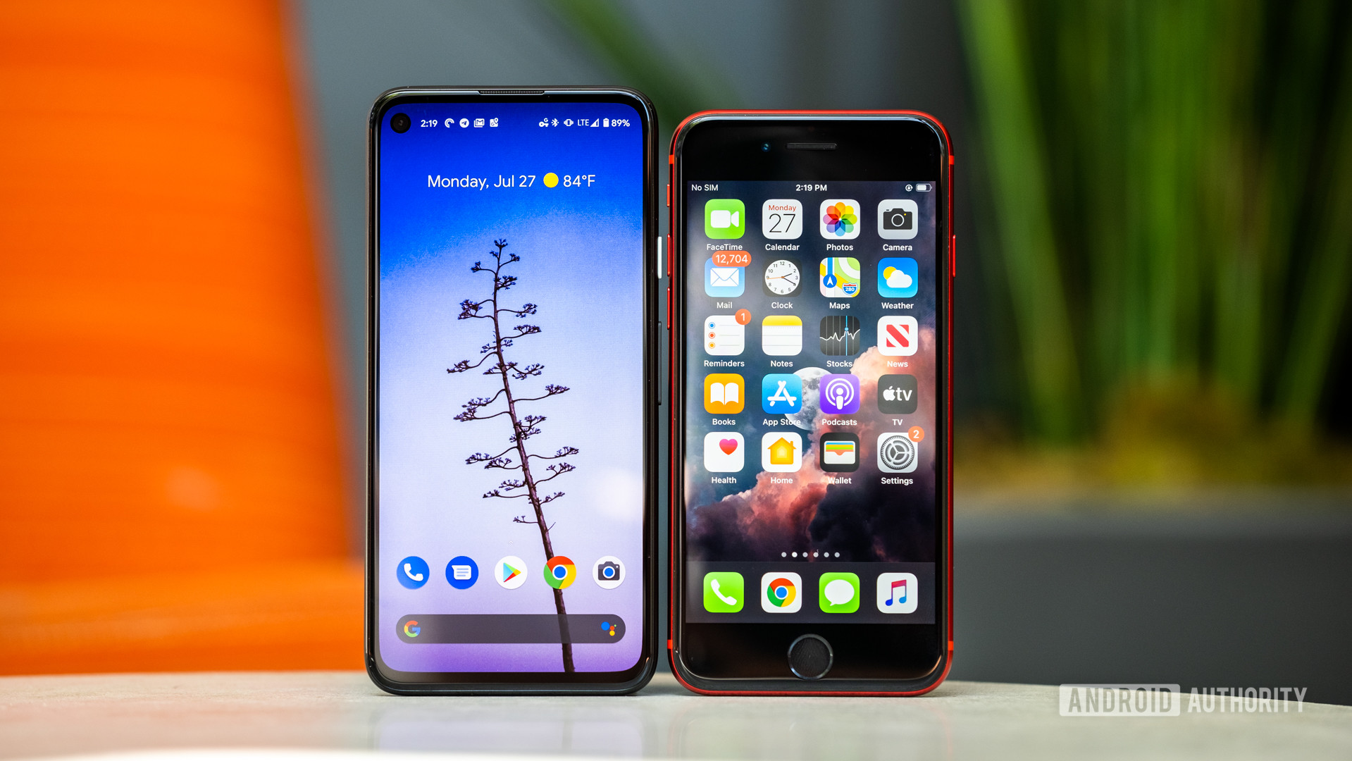 Айфон 12 пиксель. Pixel 5 iphone se2. Google Pixel 4. Pixel 4 vs iphone 12 Mini. Iphone se 2020 vs iphone 5.