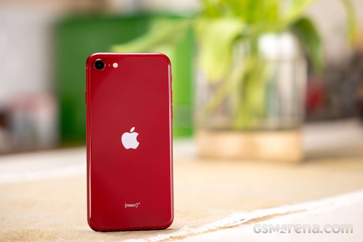Iphone se 2022 обзоры. Iphone se 2022 Red. Iphone se 2022 product Red. Айфон se 2022 красный. Apple iphone se 2022 Apple.