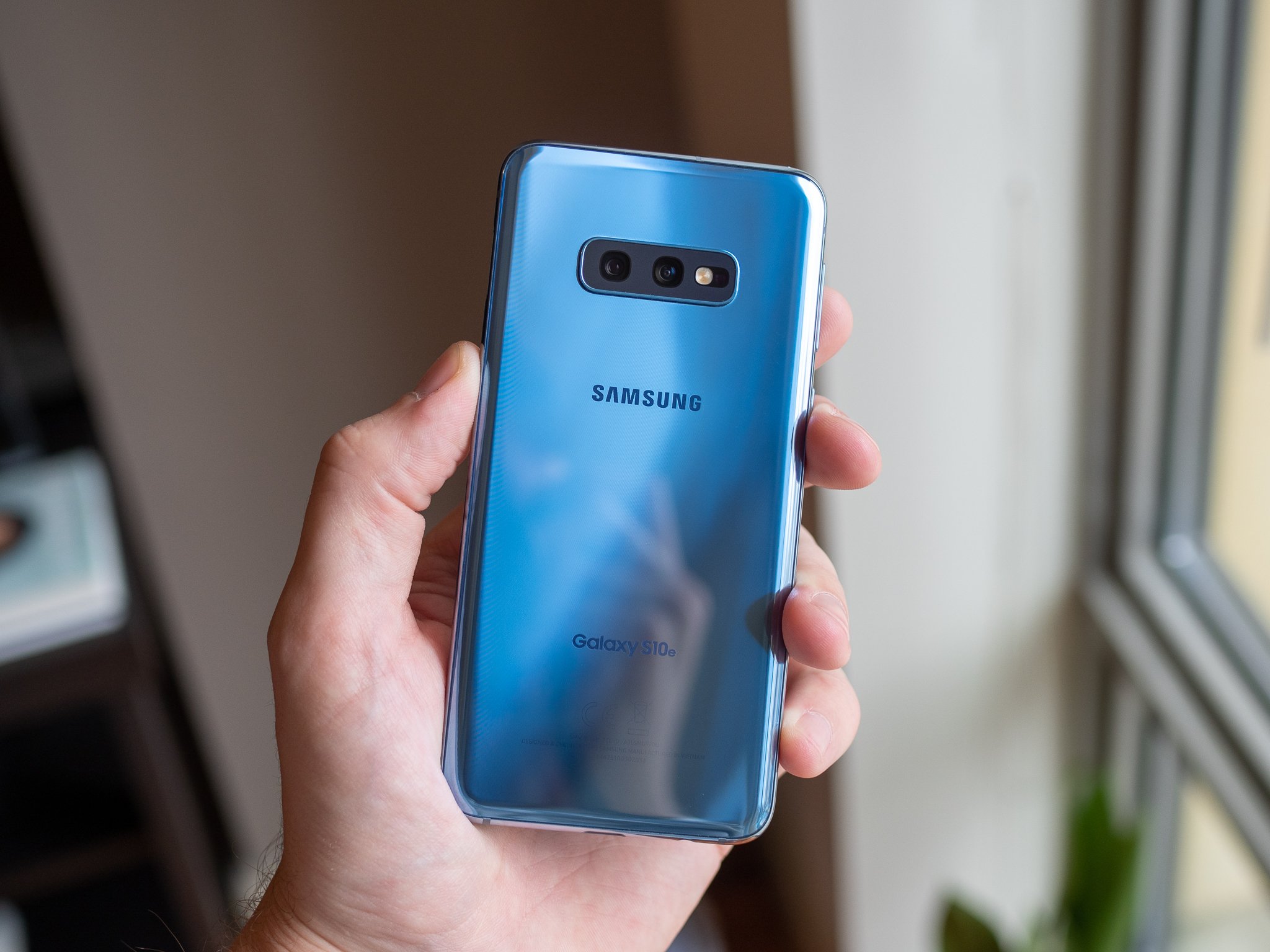 Хороший телефон с памятью 128. Samsung Galaxy s10e. Samsung Galaxy 10e. Samsung Galaxy s10e Blue. Самсунг галакси с 10e.