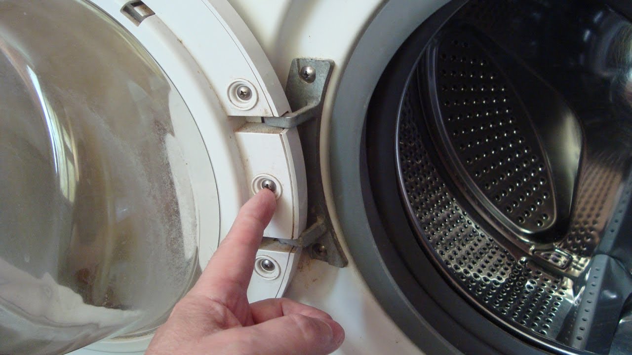 Потекла стиральная машинка снизу во время. Стиральная машина протекает. Люк стиральной машины. Течёт из под стиральной машины. На стиральной машине под дверцей течет.
