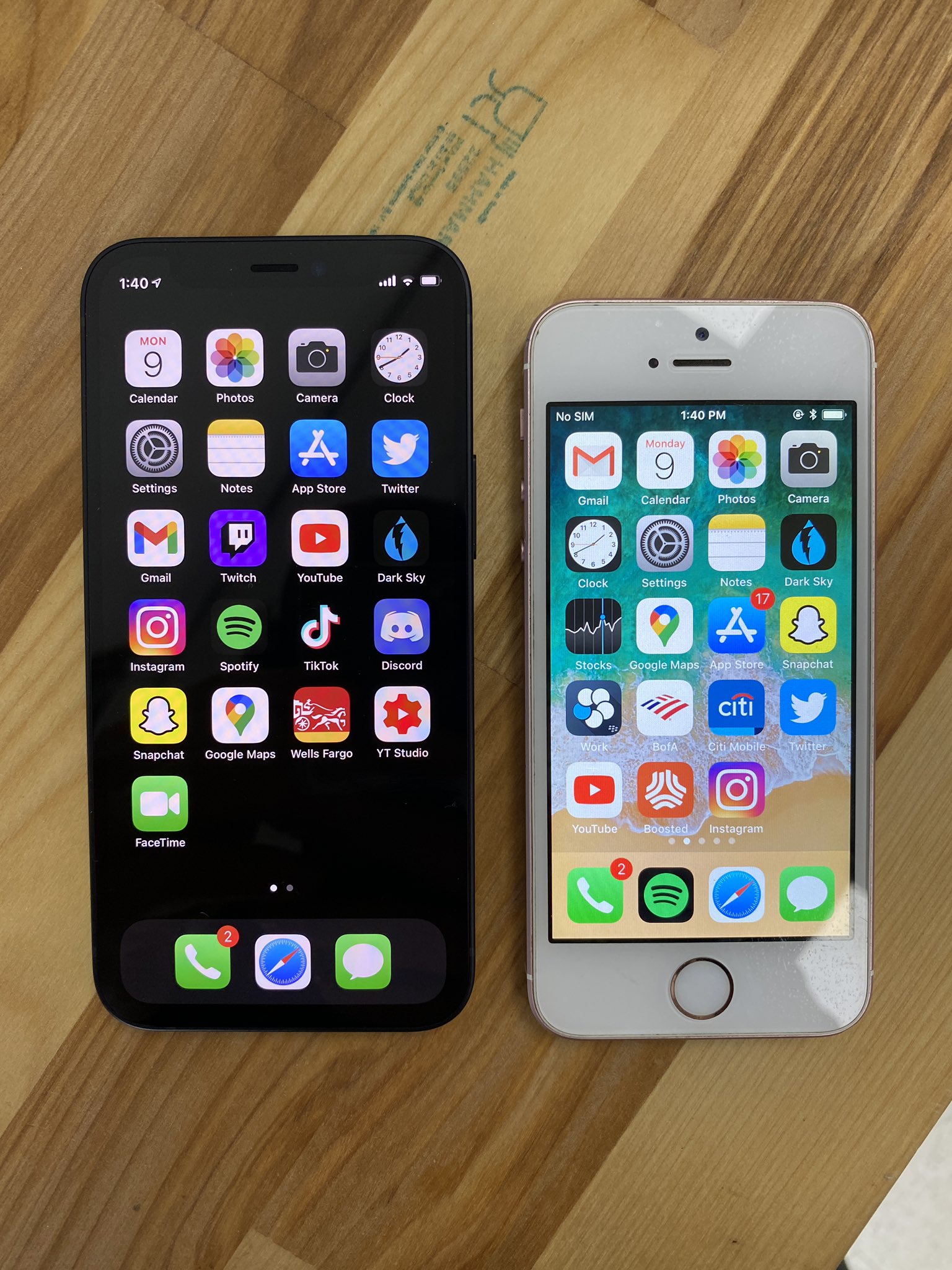Сравнение айфонов се. Iphone 12 Mini и iphone se. Iphone 12 Mini vs se. Iphone 12 Mini vs se 2020. Iphone 12 Mini vs 6s.