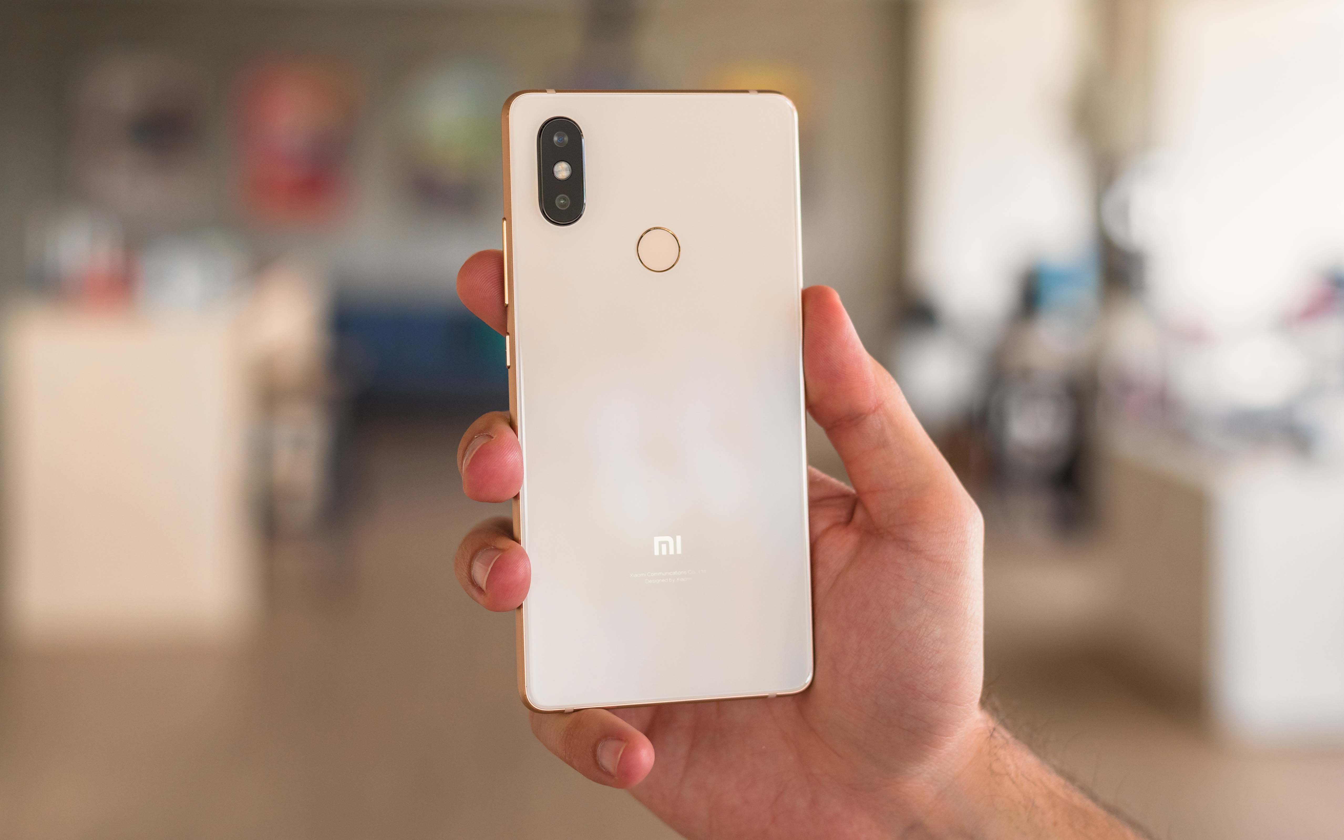 Xiaomi 8 обзор. Mi8se White. Ксиаоми ми 8 se. Xiaomi mi 8 se белый. Mi 8 se корпус.