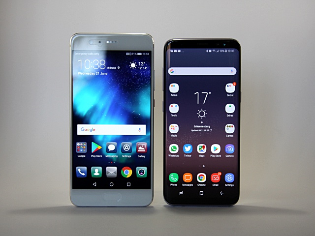 Сравнение самсунга и хуавей. Самсунг или Хуавей. Samsung Huawei. Huawei pe 10 Samsung. Huawei маленький смартфон.