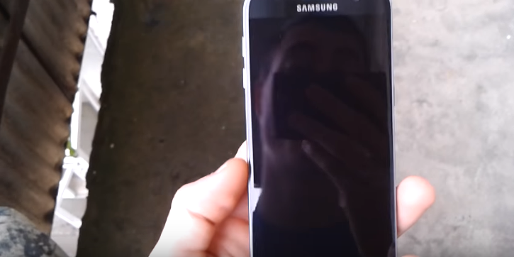 Почему загорелся самсунг. Samsung Galaxy не включается. Не стартует Samsung l310. Samsung Galaxy 6 не включается. Samsung Galaxy s7 Edge не включается экран.