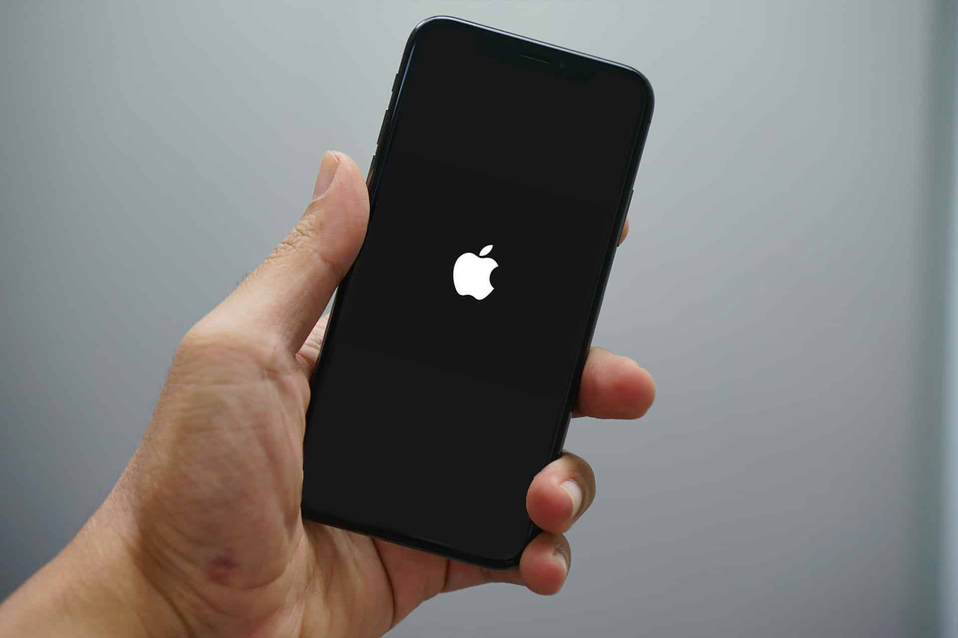 Айфон 11 не включается на зарядке. Яблоко айфон. Айфон повис на яблоке. Iphone висит на яблоке. Айфон завис на яблоке.