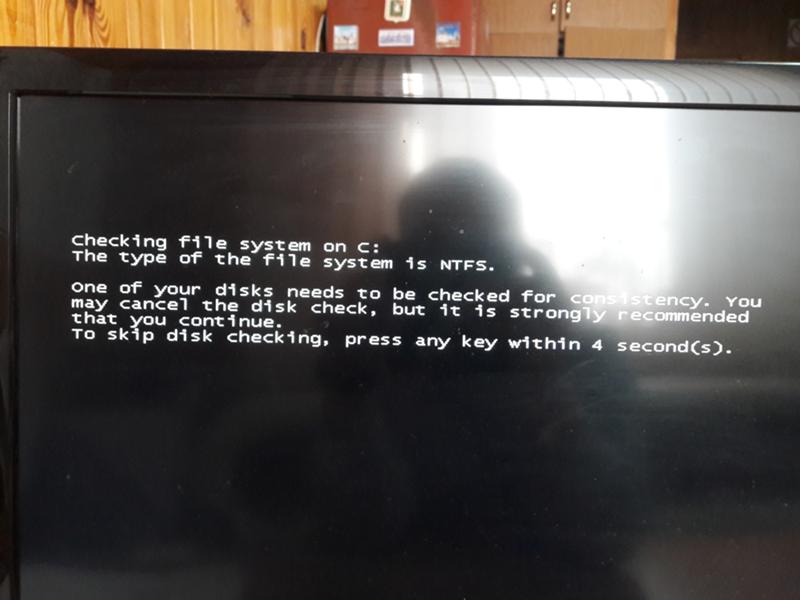 При включении компьютера черный экран с надписями. При включении ПК черный экран. Чёрный экран с цифрами при включении компьютера.