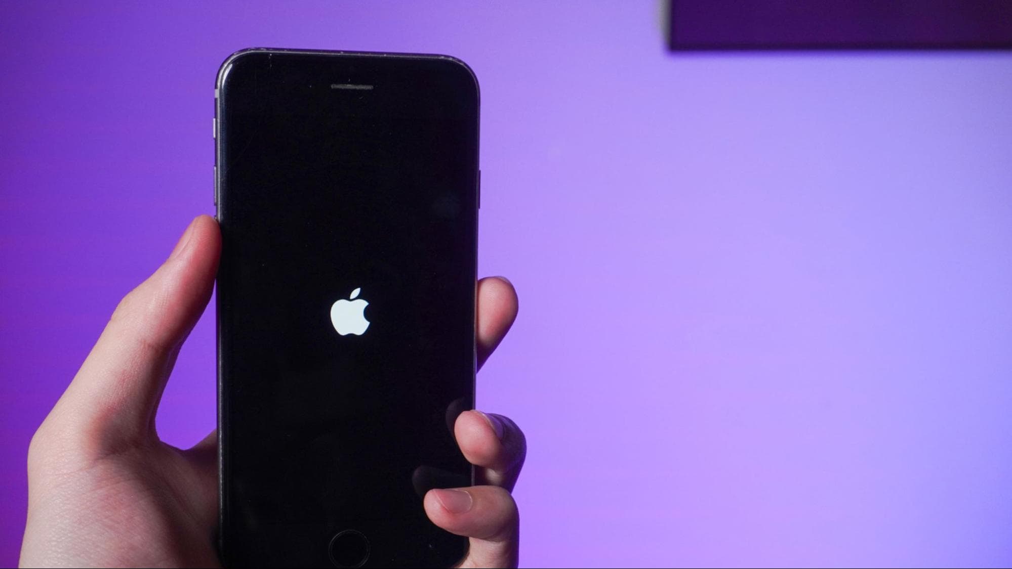 Айфон почему выключается экран. Iphone висит на яблоке. Iphone 11 перезагружается на яблоке. Айфон завис на яблоке. Айфон повис на яблоке.