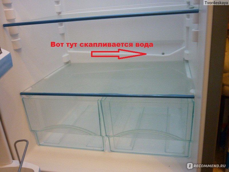 Вода в холодильнике причины. Холодильник Liebherr сливное отверстие. Холодильник Либхер скапливается вода под ящиками для овощей.