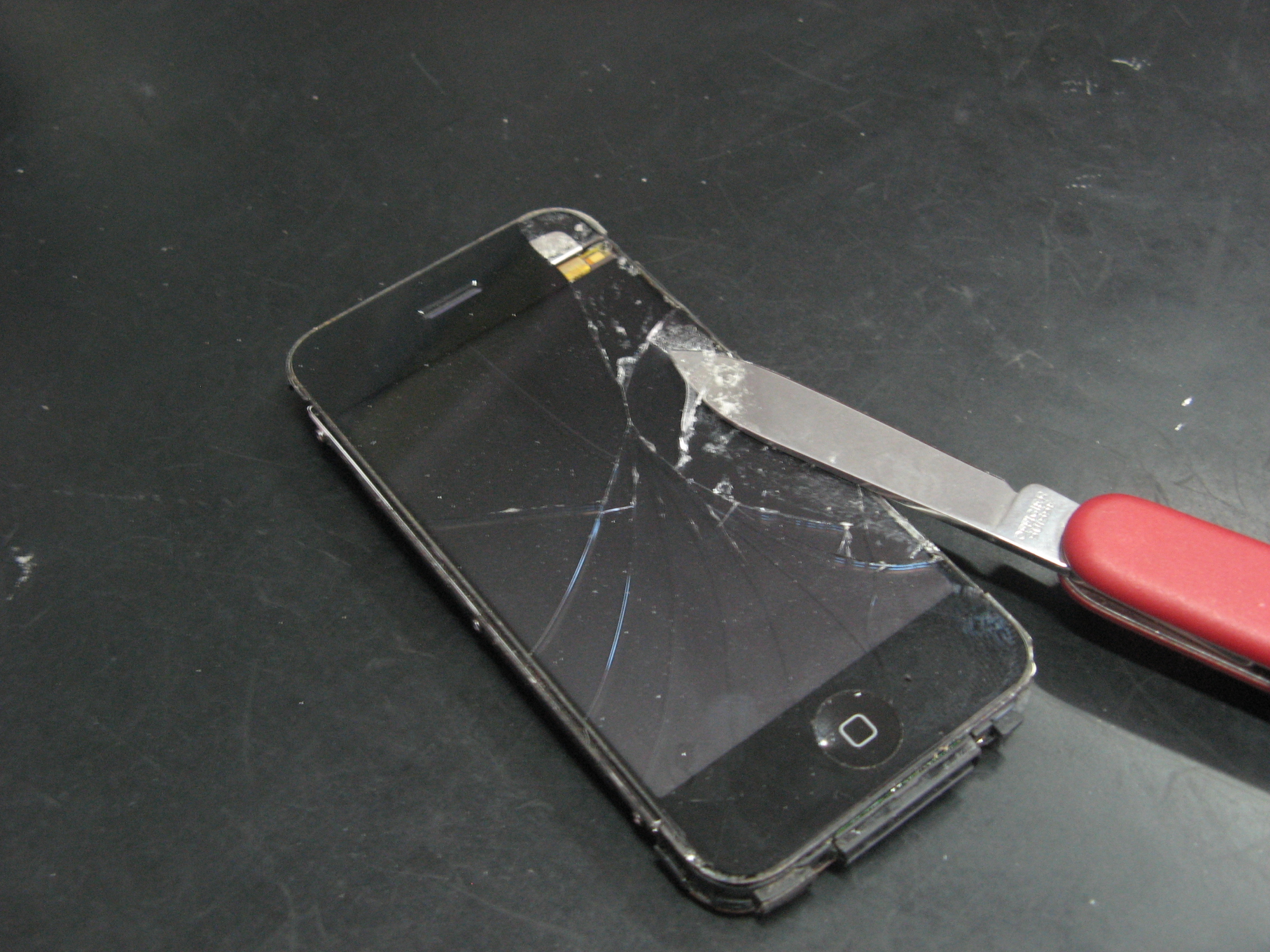 Снять разбитое. Разбито защитное стекло на телефоне. Царапина на телефоне. Треснутое защитное стекло. Потертости на корпусе смартфона.