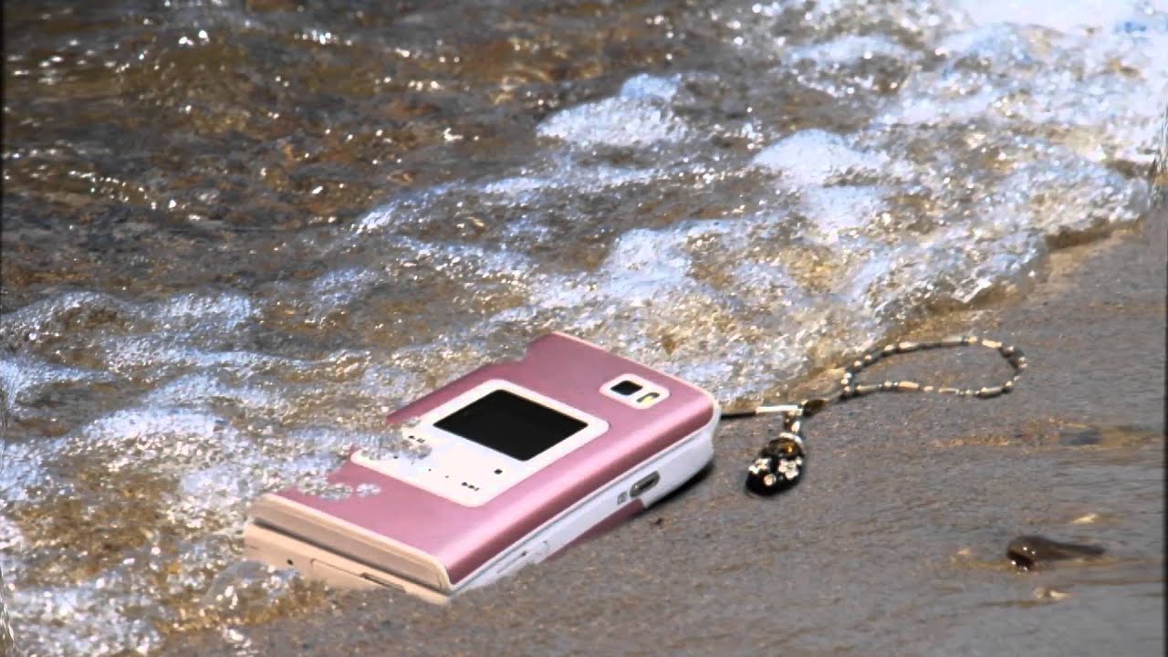 Смартфон упал в воду. Водяной телефон. Утопленный телефон. Утопили телефон.